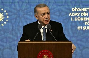 Recep Tayyip Erdoğan Instagram - Diyanet Akademisi Başkanlığı 1’inci Dönem Aday Din Görevlileri Mezuniyet Merasimi’ni Cumhurbaşkanlığı Külliyemizde gerçekleştirdik.

8 aylık eğitim süreçlerini başarıyla tamamlayan 4 bin 537 aday din görevlimizi tebrik ediyor, görevlerinde Rabbimden başarılar niyaz ediyorum.

İlk olarak 2012 yılında hukuki altyapısını oluşturmaya başladığımız Diyanet Akademisini, 10 yılı bulan titiz ve yoğun çalışmaların ardından 2022 yılında hayata geçirdik.

Akademinin kurulmasıyla birlikte Diyanet camiamız meslek öncesi eğitim ve mesleki eğitim noktasında son derece mücehhez bir yapıya kavuştu.

Diyanet İşleri Başkanlığımızın merkez ve taşra teşkilatlarında yapılan her tür ve düzeydeki eğitimleri tek çatı altında topladık.

Böylece verilen din hizmetlerinin niteliğini daha da arttıracak, Diyanet mensuplarımızın mesleki donanımını tahkim edecek, sadece kendi insanımıza değil yurt dışında yaşayan vatandaşlarımıza ve kardeş halklara da çok daha iyi hizmet götürülmesini sağlayacak, hasılı Diyanetimizin kurumsal, beşerî ve ilmî kapasitesini her alanda ileriye taşıyacak kritik bir kurumu Başkanlığımızın hizmetine sunmuş olduk.

Aday din görevlilerimizi en güzel şekilde yetiştiren saygıdeğer hocalarımıza teşekkürlerimi iletiyorum.

Yurt içinde ve yurt dışında özveriyle görev yapan bütün Diyanet mensuplarımıza, din görevlilerimize vazifelerinde kolaylıklar diliyorum.