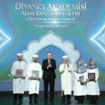 Recep Tayyip Erdoğan Instagram - Diyanet Akademisi Başkanlığı 1’inci Dönem Aday Din Görevlileri Mezuniyet Merasimi’ni Cumhurbaşkanlığı Külliyemizde gerçekleştirdik. 8 aylık eğitim süreçlerini başarıyla tamamlayan 4 bin 537 aday din görevlimizi tebrik ediyor, görevlerinde Rabbimden başarılar niyaz ediyorum. İlk olarak 2012 yılında hukuki altyapısını oluşturmaya başladığımız Diyanet Akademisini, 10 yılı bulan titiz ve yoğun çalışmaların ardından 2022 yılında hayata geçirdik. Akademinin kurulmasıyla birlikte Diyanet camiamız meslek öncesi eğitim ve mesleki eğitim noktasında son derece mücehhez bir yapıya kavuştu. Diyanet İşleri Başkanlığımızın merkez ve taşra teşkilatlarında yapılan her tür ve düzeydeki eğitimleri tek çatı altında topladık. Böylece verilen din hizmetlerinin niteliğini daha da arttıracak, Diyanet mensuplarımızın mesleki donanımını tahkim edecek, sadece kendi insanımıza değil yurt dışında yaşayan vatandaşlarımıza ve kardeş halklara da çok daha iyi hizmet götürülmesini sağlayacak, hasılı Diyanetimizin kurumsal, beşerî ve ilmî kapasitesini her alanda ileriye taşıyacak kritik bir kurumu Başkanlığımızın hizmetine sunmuş olduk. Aday din görevlilerimizi en güzel şekilde yetiştiren saygıdeğer hocalarımıza teşekkürlerimi iletiyorum. Yurt içinde ve yurt dışında özveriyle görev yapan bütün Diyanet mensuplarımıza, din görevlilerimize vazifelerinde kolaylıklar diliyorum. T.C. Cumhurbaşkanlığı