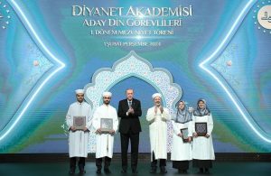 Recep Tayyip Erdoğan Instagram - Diyanet Akademisi Başkanlığı 1’inci Dönem Aday Din Görevlileri Mezuniyet Merasimi’ni Cumhurbaşkanlığı Külliyemizde gerçekleştirdik.

8 aylık eğitim süreçlerini başarıyla tamamlayan 4 bin 537 aday din görevlimizi tebrik ediyor, görevlerinde Rabbimden başarılar niyaz ediyorum.

İlk olarak 2012 yılında hukuki altyapısını oluşturmaya başladığımız Diyanet Akademisini, 10 yılı bulan titiz ve yoğun çalışmaların ardından 2022 yılında hayata geçirdik.

Akademinin kurulmasıyla birlikte Diyanet camiamız meslek öncesi eğitim ve mesleki eğitim noktasında son derece mücehhez bir yapıya kavuştu.

Diyanet İşleri Başkanlığımızın merkez ve taşra teşkilatlarında yapılan her tür ve düzeydeki eğitimleri tek çatı altında topladık.

Böylece verilen din hizmetlerinin niteliğini daha da arttıracak, Diyanet mensuplarımızın mesleki donanımını tahkim edecek, sadece kendi insanımıza değil yurt dışında yaşayan vatandaşlarımıza ve kardeş halklara da çok daha iyi hizmet götürülmesini sağlayacak, hasılı Diyanetimizin kurumsal, beşerî ve ilmî kapasitesini her alanda ileriye taşıyacak kritik bir kurumu Başkanlığımızın hizmetine sunmuş olduk.

Aday din görevlilerimizi en güzel şekilde yetiştiren saygıdeğer hocalarımıza teşekkürlerimi iletiyorum.

Yurt içinde ve yurt dışında özveriyle görev yapan bütün Diyanet mensuplarımıza, din görevlilerimize vazifelerinde kolaylıklar diliyorum.