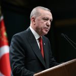 Recep Tayyip Erdoğan Instagram - Geçen yıl asrın felaketi 6 Şubat depremleri ve seçime rağmen ekonomimiz %4,5 gibi dünyada eşine az rastlanır bir oranla büyümeyi sürdürdü. Dünya ortalamasının 1,5 katına tekabül eden bu büyüme, yaşadığımız olumsuzluklara rağmen ekonomimizin direncini, dinamizmini ispatlıyor. Millî gelirimizin 1,1 trilyon doların, kişi başına millî gelirimizin 13 bin doların üzerine çıkması fevkalade sevindirici gelişmelerdir. Satın alma paritesine göre dünyanın en büyük 11’inci ekonomisi haline gelen Türkiye, kısa vadeli kazanımlar yerine uzun vadeli kalıcı refah artışlarına odaklanarak yoluna devam edecektir. Ülkemizin risk priminin düşmesi… Borçlanma maliyetlerimizin azalması… Yatırımcıların ilgisinin artması… Derecelendirme kuruluşlarının notlarının olumluya dönmesi… Yaklaşık 132 milyar dolarlık döviz rezervine sahip olmamız… Ekonomi programımızın doğru yolda ilerlediğini gösteriyor. Her alanda milletimizin refah seviyesini katlayarak yükseltmiş bir hükûmet olarak çalışanlarımızın ve emeklilerimizin bugünkü sıkıntılarına gözlerimizi kapamamız mümkün değildir. Enflasyonu yenerek, büyümeyi sürdürerek, millî gelirimizi artırarak, devletimizi güçlendirerek her meselemizi çözdüğümüz gibi çalışanlarımızın ve emeklilerimizin gelirlerini de artıracağız. Başta Türkiye Yüzyılı’nın emektarları olmak üzere hiçbir insanımızı darda bırakmayacak, göz göre göre sıkıntı çekmesine müsaade etmeyeceğiz. Milletimizden bize güvenmeyi, inanmayı sürdürmesini, destek ve dualarını bizden esirgememesini özellikle istirham ediyorum. T.C. Cumhurbaşkanlığı