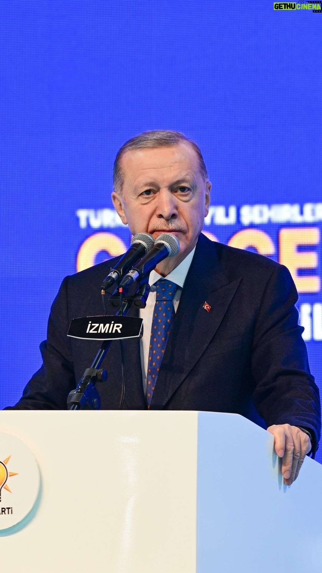 Recep Tayyip Erdoğan Instagram - Türkiye’de artık sadece şovla, sadece ajans parlatmasıyla, sadece yalanla, algıyla belediye başkanlığı yaparak şehirlerimizin yıllarını heba etme devri sona ermiştir. Milletimiz 31 Mart’ta şehirlerini eser ve hizmet siyasetiyle yönetecek belediye başkanlarını tercih edecektir. İzmir Province