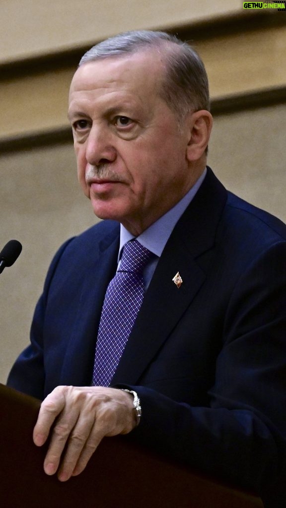 Recep Tayyip Erdoğan Instagram - İran Cumhurbaşkanı Sayın Reisi ve heyetini Yüksek Düzeyli İşbirliği Konseyimizin 8. toplantısı vesilesiyle Ankara’da misafir etmekten büyük memnuniyet duydum. Asırlardır komşumuz olan İran’la ilişkilerimizi ileriye taşımaya devam edeceğiz. 🇹🇷🇮🇷