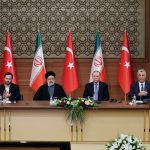 Recep Tayyip Erdoğan Instagram – Bu akşam Ankara’da gerçekleştirdiğimiz Türkiye-İran İş Forumu’nun ülkelerimiz için hayırlı olmasını, ekonomik ve ticari ilişkilerimizde yeni projeleri, iş birliklerini ve yatırımları teşvik etmesini ümit ediyorum.

Türkiye ve İran yaklaşık 170 milyonu aşan toplam nüfusa, muazzam kaynaklara ve insan gücüne sahip iki komşu ve kardeş ülkedir.

Tarih boyunca medeniyetlere beşiklik yapmış ülkelerimiz arasında köklü, çok boyutlu ilişkiler mevcuttur.

İran, ülkemizin Asya’ya açılan kapılarından biriyken Türkiye de İran’ın Avrupa’ya açılan kapısıdır.

Ülkelerimiz arasındaki iktisadi ve ticari ilişkilerin geliştirilmesi için ciddi bir potansiyelin olduğunu görüyoruz.

Bölgemizde güvenlik, istikrar ve refahın hâkim kılınmasında bölgesel sahiplenme ve iş birliğinin önemi vazgeçilmezdir.

Dolayısıyla iki büyük bölgesel güç olan Türkiye ve İran refah, kalkınma ve istikrar için aralarındaki iktisadi iş birliğini mutlaka ilerletmelidir.

Bu anlayışla geçmişte İran’la ortaya koyduğumuz 30 milyar dolarlık ticaret hedefine ulaşma kararlılığımızı devam ettiriyoruz.

Hedeflerimize el birliği içinde ulaşacağımıza yürekten inanıyorum. T.C. Cumhurbaşkanlığı