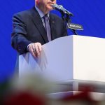 Recep Tayyip Erdoğan Instagram – Dedikodular üzerinden bir bardak suda fırtına koparmaya çalışan fitne tüccarlarını kesinlikle umursamıyoruz.

Tüm umutlarını ülkemizin tökezlemesine bağlayanları daha önce olduğu gibi yine hüsrana uğratmakta kararlıyız.