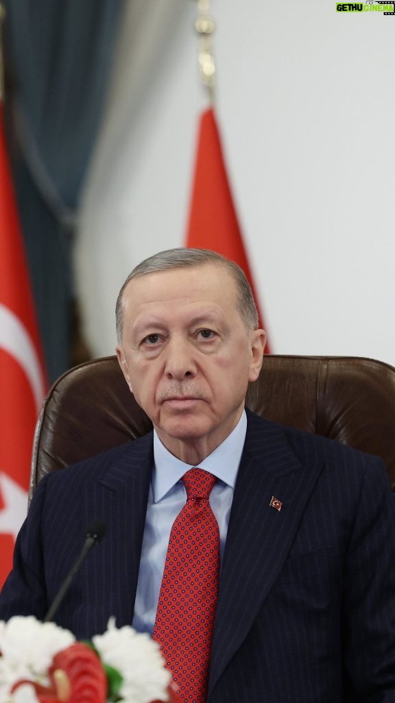 Recep Tayyip Erdoğan Instagram - Artık Türkiye de insanlı uzay görevi gerçekleştiren sayılı ülkeler arasında yerini aldı. İnşallah bu yolculuğumuz güçlenerek devam edecek. 🇹🇷 T.C. Cumhurbaşkanlığı