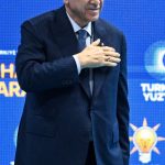 Recep Tayyip Erdoğan Instagram – Dün kendilerine oy vermediler diye depremzedelerimize en aşağılık hakaretleri savurmuşlardı, bugün aynı kepazeliği yaşını başını almış kadınlara, görevini yapan gazetecilere karşı sergiliyorlar.
 
Parti içi kavgalardan fırsat buldukça daha büyük kavgayı millete karşı veriyorlar.