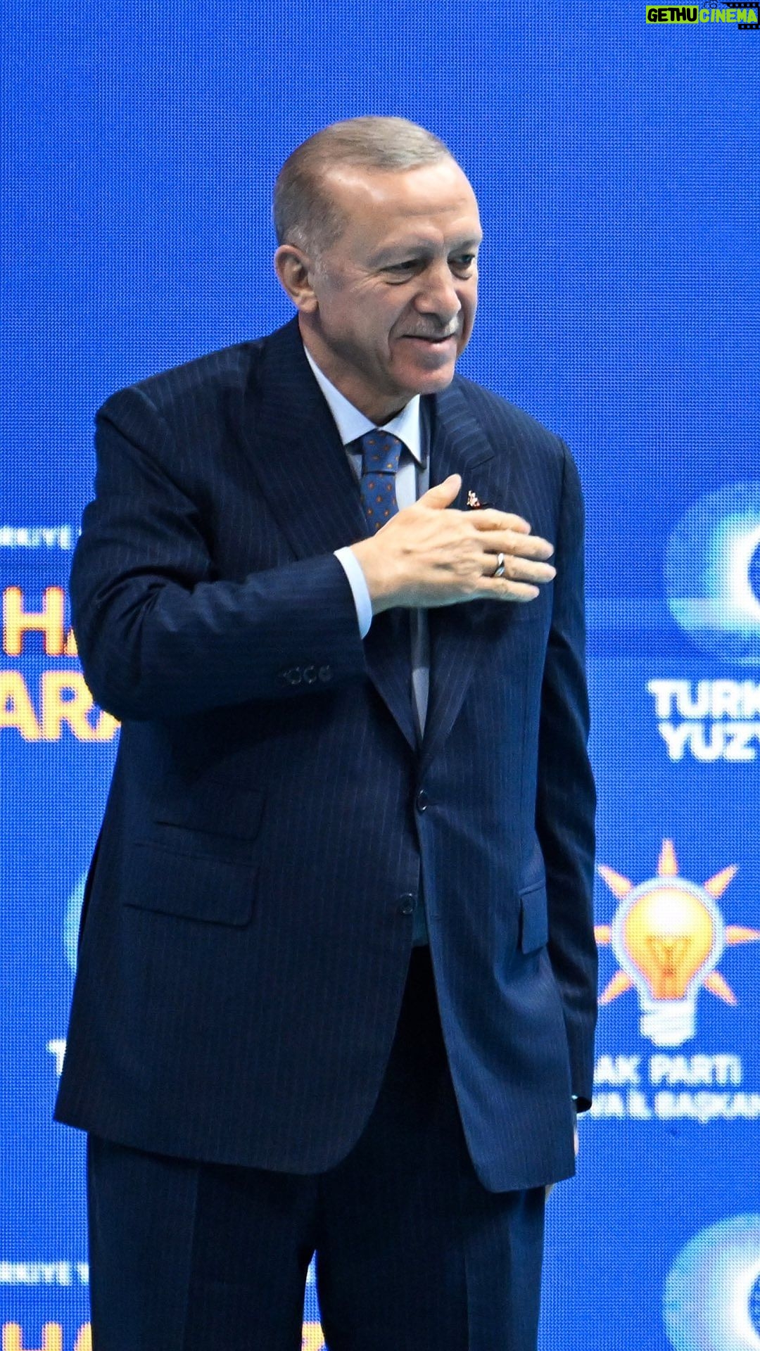 Recep Tayyip Erdoğan Instagram - Dün kendilerine oy vermediler diye depremzedelerimize en aşağılık hakaretleri savurmuşlardı, bugün aynı kepazeliği yaşını başını almış kadınlara, görevini yapan gazetecilere karşı sergiliyorlar. Parti içi kavgalardan fırsat buldukça daha büyük kavgayı millete karşı veriyorlar.