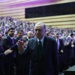 Recep Tayyip Erdoğan Instagram - Hedefimiz, AK Parti ve Cumhur İttifakı’nda olan belediyeleri tekrar ezici oranlarla kazanma yanında muhalefetin elindeki şehirlerimizi Gerçek Belediyecilik’le tanıştırmaktır. Bunun için milletimizin Her Adımında, Her Anında, Hep Yanında olacak, tüm gönlü ve zihniyle kendini şehirlerine adayacak belediye başkanlarıyla seçimlere hazırlanıyoruz. Bundan tam 30 yıl önce, 1994’te İstanbul’da başladığımız belediyeler vasıtasıyla halkımıza hizmet yolculuğumuzu Türkiye Yüzyılı’na adım attığımız 2024’te zirveye çıkarmak istiyoruz. Belediyelerdeki başarılarıyla iktidara yürümüş bir parti olarak rüştümüzü ilk ispat ettiğimiz yeri güçlü tutmak mecburiyetindeyiz. Büyükşehriyle, iliyle, ilçesiyle, beldesiyle ülkemizin her belediyesini eser ve hizmet siyasetimizle Türkiye Yüzyılı’na yakışır seviyelere getirmenin peşindeyiz. Sandıkta bize verilen her oyun vebalini yaptığımız görevlerin her anında üzerimizde hissederek aşkla, azimle, kararlılıkla çalışacak, üretecek, farkımızı ortaya koyacağız. Biz asla şehirlerine ve oralarda yaşayan insanlara hiçbir şey vermedikleri halde çeşitli kavramların, değerlerin, sembollerin, ideolojik körlüklerin arkasına saklanarak koltuklarını koruma derdine düşenlerden olmadık, olmayacağız. Biz er meydanında sözü kavi olan, halka hizmet atlasında izi olan, doğru yaya ok olan bir kadro olarak 31 Mart’ta bir kez daha şehirlerimize eser vermeye, milletimize hizmet etmeye talibiz. Bugün açıkladığımız 48 büyükşehir ve il belediye başkan adayımızı şimdiden tebrik ediyor, kendilerine seçim çalışmalarında ve daha sonrasında şehirlerimize verecekleri hizmetlerde başarılar diliyorum.