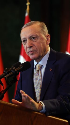 Recep Tayyip Erdoğan Instagram - Artık kimsenin itibar etmeyeceğine inandığımız bayat oyunların gayesi bizi asıl hedeflerimizden, Türkiye Yüzyılı vizyonumuzdan uzaklaştırmaktır.

Bugüne kadar başaramadılar, inşallah yine başaramayacaklar.