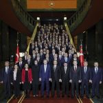 Recep Tayyip Erdoğan Instagram - 10 Ocak İdareciler Günü’nde 81 ilimizin valileriyle Cumhurbaşkanlığı Külliyemizde bir araya geldik. Devletimiz adına vazife yaptıkları şehirlerimize verdikleri hizmetler için her bir valimize teşekkür ediyorum. Türkiye, binlerce yıllık devlet geleneği içinden süzülüp gelen pek çok kurumunu ve teamülünü bugün de yaşatabilen bir ülkedir. Mülki idare teşkilatımız bu geleneğin hem sahibi hem uygulayıcısı olarak devlet ve millet hayatımızda önemli bir konuma sahiptir. Hep söylediğim gibi, valilik ve kaymakamlık başta olmak üzere yöneticilik görevleri mesai saatleriyle sınırlanamaz. Şehrin yöneticisinin günün 24 saati, yılın 365 günü kapısı da telefonu da gözü de feraseti de hep açık olacaktır. Hiç şüphesiz ülkemizin topyekûn kalkınması, büyümesi, güçlenmesi hedefinin adı olan Türkiye Yüzyılı vizyonumuzun şehirlerimizdeki birinci derece muhatabı valilerimizdir. Ülkemize geçtiğimiz 21 yılda kazandırdığımız kalkınma ve demokrasi atılımları ile eser ve hizmetler, Türkiye Yüzyılı’nın temelidir. Asırlık ihmallerin telafisiyle inşa edilen bu güçlü temel üzerinde yükselteceğimiz Türkiye Yüzyılı’nı bizden sonraki nesillere bırakacağımız en büyük miras olarak görüyoruz. Bu bakımdan Valiler Buluşmamızın gündeminin Türkiye Yüzyılı odaklı oluşturulmasından memnuniyet duyuyorum. Bu vesileyle tüm idarecilerimizin 10 Ocak İdareciler Günü’nü tebrik ediyorum. İnşallah 2024 yılını da hep birlikte gök kubbede bırakacağımız hoş sedaları, insanımızın gönlünden kopup gelen “Allah razı olsun” duasını hiçbir dünyevi karşılığa değişmeyen bir anlayışla değerlendireceğiz. T.C. Cumhurbaşkanlığı