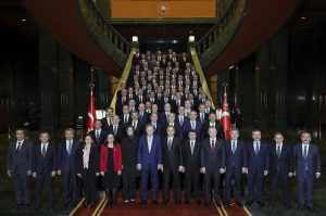 Recep Tayyip Erdoğan Instagram - 10 Ocak İdareciler Günü’nde 81 ilimizin valileriyle Cumhurbaşkanlığı Külliyemizde bir araya geldik.

Devletimiz adına vazife yaptıkları şehirlerimize verdikleri hizmetler için her bir valimize teşekkür ediyorum.

Türkiye, binlerce yıllık devlet geleneği içinden süzülüp gelen pek çok kurumunu ve teamülünü bugün de yaşatabilen bir ülkedir.

Mülki idare teşkilatımız bu geleneğin hem sahibi hem uygulayıcısı olarak devlet ve millet hayatımızda önemli bir konuma sahiptir.

Hep söylediğim gibi, valilik ve kaymakamlık başta olmak üzere yöneticilik görevleri mesai saatleriyle sınırlanamaz.

Şehrin yöneticisinin günün 24 saati, yılın 365 günü kapısı da telefonu da gözü de feraseti de hep açık olacaktır.

Hiç şüphesiz ülkemizin topyekûn kalkınması, büyümesi, güçlenmesi hedefinin adı olan Türkiye Yüzyılı vizyonumuzun şehirlerimizdeki birinci derece muhatabı valilerimizdir. 

Ülkemize geçtiğimiz 21 yılda kazandırdığımız kalkınma ve demokrasi atılımları ile eser ve hizmetler, Türkiye Yüzyılı’nın temelidir.

Asırlık ihmallerin telafisiyle inşa edilen bu güçlü temel üzerinde yükselteceğimiz Türkiye Yüzyılı’nı bizden sonraki nesillere bırakacağımız en büyük miras olarak görüyoruz.

Bu bakımdan Valiler Buluşmamızın gündeminin Türkiye Yüzyılı odaklı oluşturulmasından memnuniyet duyuyorum.

Bu vesileyle tüm idarecilerimizin 10 Ocak İdareciler Günü’nü tebrik ediyorum. 

İnşallah 2024 yılını da hep birlikte gök kubbede bırakacağımız hoş sedaları, insanımızın gönlünden kopup gelen “Allah razı olsun” duasını hiçbir dünyevi karşılığa değişmeyen bir anlayışla değerlendireceğiz.