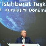 Recep Tayyip Erdoğan Instagram - Millî İstihbarat Teşkilatımızın değerli mensuplarıyla bir arada olmaktan büyük memnuniyet duydum. 97 yıllık tarihiyle asırlık bir çınara dönüşen teşkilatımızın inşallah bizleri her alanda gururlandırmaya devam edeceğine inanıyorum. 🇹🇷 Millî İstihbarat Teşkilatımızın 97’nci kuruluş yıl dönümüne ulaşmanın gururunu yaşıyoruz. Teşkilatımızın 97’nci yıl dönümünü canıgönülden tebrik ediyorum. Son 21 yılda hayat memat mesabesinde gerçekten kritik günler yaşadık. Nice badireleri aştık, nice saldırılara maruz kaldık, nice zorlukların, engellerin üstesinden alnımızın akıyla geldik. Tüm bu süreçlerde MİT mensuplarımızın sadece gayretlerine, cesaretlerine ve vatanperverliklerine değil aynı zamanda yüksek vazife şuurlarına, entelektüel birikimlerine, analiz kabiliyetlerine de bizzat şahitlik ettim. Devleti için gerektiğinde hiç düşünmeden seve seve canını verecek nice kardeşimizle birlikte omuz omuza çalıştık. Dolayısıyla Millî İstihbarat Teşkilatımızın gizli kahramanlarının nasıl büyük bir özveriyle görevlerini ifa ettiklerini şahsen çok çok iyi biliyorum. Kimi zaman ailesinden, kimi zaman sevdiklerinden, kimi zaman sağlığından feragat ederek görev yapan MİT mensuplarımızı ayrı ayrı tebrik ediyorum. Bugün açılışını gerçekleştirdiğimiz, teşkilatımızın şanlı tarihine ışık tutan, “vatan, gelenek ve gelecek” kavramları üzerine tasarlanan müzemizin hayırlı olmasını diliyorum. Kuruluşundan bugüne kadar teşkilata emeği geçen herkese, tüm teşkilat mensuplarına, bütün isimsiz kahramanlara şükranlarımı sunuyorum.