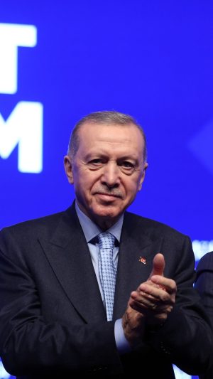 Recep Tayyip Erdoğan Instagram - Türkiye Yüzyılı’na giden yola döşeyeceğimiz tek bir taşı, kimseye faydası olmayan milyon polemiğe tercih ederiz. 

Bizim yapacak çok işimiz, ülkemize kazandıracak çok eserimiz, milletimize verecek çok hizmetimiz var.