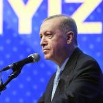 Recep Tayyip Erdoğan Instagram - Bu millet, yüzyıllarca ilayıkelimetullahın sancaktarlığını yapmış, Allah Allah nidalarıyla cihanı titretmiş, askerine Resulüekrem Efendimize hürmeten Mehmetçik ismini vermiş, hamuru Müslümanlıkla yoğrulmuş, mayası İslam’la atılmış necip bir millettir. Haliç Kongre Merkezi