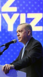 Recep Tayyip Erdoğan Instagram - Bu millet, yüzyıllarca ilayıkelimetullahın sancaktarlığını yapmış, Allah Allah nidalarıyla cihanı titretmiş, askerine Resulüekrem Efendimize hürmeten Mehmetçik ismini vermiş, hamuru Müslümanlıkla yoğrulmuş, mayası İslam’la atılmış necip bir millettir. Haliç Kongre Merkezi