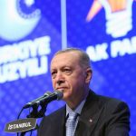 Recep Tayyip Erdoğan Instagram - Bizim amacımız, 31 Mart 2024 seçimleri için milletimizin huzuruna Gerçek Belediyecilik sözümüzü yerine getirecek adaylarla çıkmaktır. Bunun için adaylarımızı tespit ederken şehirlerinin Her Anında Hep Yanında olacak ehil isimlerden olmasına bilhassa dikkat ettik. Aynı şekilde, AK Parti’nin hizmet belediyeciliğinden uzak şekilde yıllardır âdeta eziyet çeken il ve ilçelerdeki vatandaşlarımıza da bir çağrımız var. Muhalefetin ideolojik dayatmaları ve korku siyaseti sebebiyle hak ettikleri hizmetlerden mahrum kalan vatandaşlarımıza Mecbur Değilsin, Şehrin Seninle Değişsin diyoruz. Nerede yaşarsa yaşasın hiç kimse hizmetsizliğe mahkûm değildir. Hiçbir insanımızın beceriksizlere “tıpış tıpış oy verme” mecburiyeti yoktur. İşte bu anlayışla: Kendini değil kentini düşünen… Laf değil proje üreten… Bahane değil çözüm peşinde koşan… Kendi hayatını değil halkın hayatını kolaylaştıran… Kibirle değil tevazuyla hareket eden… Velhasıl kendi bireysel amaçlarının değil şehrinin ve orada yaşayanların gündemiyle yatıp kalkacak, kendini şehrine hizmet etmeye vakfedecek belediye başkan adaylarıyla milletimizin karşısına çıkıyoruz. Mahallî seçim sürecinin ilk tanıtım toplantısında milletimizin huzuruna çıkardığımız, her birini kapsamlı istişareler, araştırmalar, değerlendirmeler sonunda belirlediğimiz adaylarımıza şimdiden başarılar diliyorum. Mevla’m yolumuzu, bahtımızı açık etsin… Haliç Kongre Merkezi