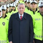 Recep Tayyip Erdoğan Instagram – İçişleri Bakanlığımızın İstanbul Emniyet Müdürlüğümüz hizmetleri için göreve başlattığı 6.992 polisimiz ile 1.573 aracın teşkilatımıza ve şehrimize hayırlı olmasını diliyorum.

Mevla kahraman güvenlik güçlerimizi her türlü kazadan, beladan, musibetten muhafaza eylesin. 🇹🇷