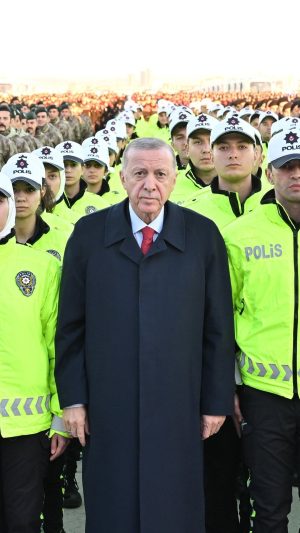 Recep Tayyip Erdoğan Instagram - İçişleri Bakanlığımızın İstanbul Emniyet Müdürlüğümüz hizmetleri için göreve başlattığı 6.992 polisimiz ile 1.573 aracın teşkilatımıza ve şehrimize hayırlı olmasını diliyorum.

Mevla kahraman güvenlik güçlerimizi her türlü kazadan, beladan, musibetten muhafaza eylesin. 🇹🇷