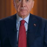 Recep Tayyip Erdoğan Instagram - Yeni takvim yılının ülkemize, milletimizin her bir ferdine ve tüm insanlığa hayırlı olmasını diliyorum. Aslında her yeni yılın sevinçle, umutla ve heyecanla karşılanması gerektiğine inanıyoruz. Ancak 2024 yılına hem bölgemizdeki ve dünyadaki olumsuzluklar hem de geçtiğimiz günlerde verdiğimiz şehitlerimiz sebebiyle buruk bir şekilde giriyoruz. 2023 yılını ise bir taraftan Cumhuriyetimizin 100’üncü yılını idrak etmenin gururuyla, diğer taraftan 6 Şubat depremlerinde hayatını kaybeden kardeşlerimizin acısıyla uğurluyoruz. Depremzede ailelerimizin güvenli yuvalarına bir an önce kavuşması, yaraların sarılması, şehirlerimizin yeniden inşası ve ihyası için var gücümüzle çalışıyoruz. İnsanlığın tamamı için daha güzel, daha huzurlu, daha müreffeh bir gelecek umudumuzu elbette muhafaza ediyoruz. Bunun için önce Gazze’de masum çocukların, kadınların katledilmesine karşı tüm ülkelerin ve kurumların ortak tavır aldığını görmemiz gerekiyor. Devlet ve millet olarak biz sadece kendi güvenlik ve refah çabamızı neticeye ulaştırma mücadelesi vermekle kalmıyoruz. Dünyaya ve bölgemize huzur iklimi hâkim olmadan bizim de huzur bulamayacağımız anlayışıyla herkes için aynı standartları diliyoruz. Cumhuriyetimizin ilk asrını bitirip Türkiye Yüzyılı dediğimiz yeni asrına ayak bastığı bir dönemde daha büyük hedeflere yönelirken azmimizi ve gayretimizi sürekli perçinliyoruz. Devletimiz 2023 hedeflerinin bir sonraki safhası olan Türkiye Yüzyılı vizyonunu hayata geçirdikçe Allah izniyle ay yıldızlı bayrağımızın yükselişi hep sürecektir. Küresel krizlerin artarak sürdüğü bir dönemde biz farkımızı bir kez daha göstererek üreten, istihdam eden, büyüyen, gelişen Türkiye’nin yıldızını yükselteceğiz. Evet, 2023 hedefleri başlangıçtı; asıl çıkışımızı Türkiye Yüzyılı’yla 2024’le birlikte başlatıyoruz. 🇹🇷