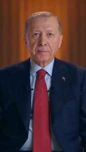 Recep Tayyip Erdoğan Instagram - Yeni takvim yılının ülkemize, milletimizin her bir ferdine ve tüm insanlığa hayırlı olmasını diliyorum. Aslında her yeni yılın sevinçle, umutla ve heyecanla karşılanması gerektiğine inanıyoruz. Ancak 2024 yılına hem bölgemizdeki ve dünyadaki olumsuzluklar hem de geçtiğimiz günlerde verdiğimiz şehitlerimiz sebebiyle buruk bir şekilde giriyoruz. 2023 yılını ise bir taraftan Cumhuriyetimizin 100’üncü yılını idrak etmenin gururuyla, diğer taraftan 6 Şubat depremlerinde hayatını kaybeden kardeşlerimizin acısıyla uğurluyoruz. Depremzede ailelerimizin güvenli yuvalarına bir an önce kavuşması, yaraların sarılması, şehirlerimizin yeniden inşası ve ihyası için var gücümüzle çalışıyoruz. İnsanlığın tamamı için daha güzel, daha huzurlu, daha müreffeh bir gelecek umudumuzu elbette muhafaza ediyoruz. Bunun için önce Gazze’de masum çocukların, kadınların katledilmesine karşı tüm ülkelerin ve kurumların ortak tavır aldığını görmemiz gerekiyor. Devlet ve millet olarak biz sadece kendi güvenlik ve refah çabamızı neticeye ulaştırma mücadelesi vermekle kalmıyoruz. Dünyaya ve bölgemize huzur iklimi hâkim olmadan bizim de huzur bulamayacağımız anlayışıyla herkes için aynı standartları diliyoruz. Cumhuriyetimizin ilk asrını bitirip Türkiye Yüzyılı dediğimiz yeni asrına ayak bastığı bir dönemde daha büyük hedeflere yönelirken azmimizi ve gayretimizi sürekli perçinliyoruz. Devletimiz 2023 hedeflerinin bir sonraki safhası olan Türkiye Yüzyılı vizyonunu hayata geçirdikçe Allah izniyle ay yıldızlı bayrağımızın yükselişi hep sürecektir. Küresel krizlerin artarak sürdüğü bir dönemde biz farkımızı bir kez daha göstererek üreten, istihdam eden, büyüyen, gelişen Türkiye’nin yıldızını yükselteceğiz. Evet, 2023 hedefleri başlangıçtı; asıl çıkışımızı Türkiye Yüzyılı’yla 2024’le birlikte başlatıyoruz. 🇹🇷