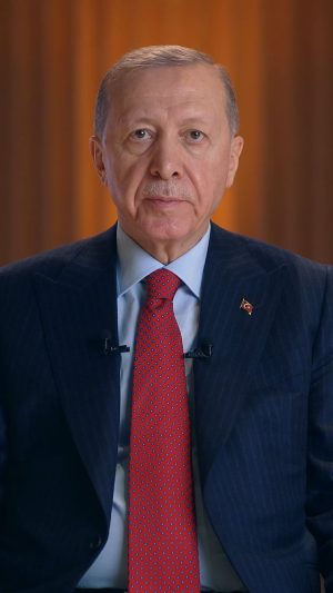 Recep Tayyip Erdoğan Instagram - Yeni takvim yılının ülkemize, milletimizin her bir ferdine ve tüm insanlığa hayırlı olmasını diliyorum.

Aslında her yeni yılın sevinçle, umutla ve heyecanla karşılanması gerektiğine inanıyoruz.

Ancak 2024 yılına hem bölgemizdeki ve dünyadaki olumsuzluklar hem de geçtiğimiz günlerde verdiğimiz şehitlerimiz sebebiyle buruk bir şekilde giriyoruz.

2023 yılını ise bir taraftan Cumhuriyetimizin 100’üncü yılını idrak etmenin gururuyla, diğer taraftan 6 Şubat depremlerinde hayatını kaybeden kardeşlerimizin acısıyla uğurluyoruz. 

Depremzede ailelerimizin güvenli yuvalarına bir an önce kavuşması, yaraların sarılması, şehirlerimizin yeniden inşası ve ihyası için var gücümüzle çalışıyoruz.

İnsanlığın tamamı için daha güzel, daha huzurlu, daha müreffeh bir gelecek umudumuzu elbette muhafaza ediyoruz.

Bunun için önce Gazze’de masum çocukların, kadınların katledilmesine karşı tüm ülkelerin ve kurumların ortak tavır aldığını görmemiz gerekiyor.

Devlet ve millet olarak biz sadece kendi güvenlik ve refah çabamızı neticeye ulaştırma mücadelesi vermekle kalmıyoruz.

Dünyaya ve bölgemize huzur iklimi hâkim olmadan bizim de huzur bulamayacağımız anlayışıyla herkes için aynı standartları diliyoruz.

Cumhuriyetimizin ilk asrını bitirip Türkiye Yüzyılı dediğimiz yeni asrına ayak bastığı bir dönemde daha büyük hedeflere yönelirken azmimizi ve gayretimizi sürekli perçinliyoruz.

Devletimiz 2023 hedeflerinin bir sonraki safhası olan Türkiye Yüzyılı vizyonunu hayata geçirdikçe Allah izniyle ay yıldızlı bayrağımızın yükselişi hep sürecektir.

Küresel krizlerin artarak sürdüğü bir dönemde biz farkımızı bir kez daha göstererek üreten, istihdam eden, büyüyen, gelişen Türkiye’nin yıldızını yükselteceğiz.

Evet, 2023 hedefleri başlangıçtı; asıl çıkışımızı Türkiye Yüzyılı’yla 2024’le birlikte başlatıyoruz. 🇹🇷