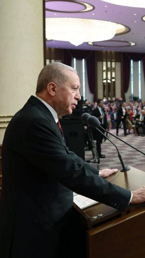 Recep Tayyip Erdoğan Instagram - Milletimizin her bir ferdinin refah seviyesini hak ettiği düzeye, yani dünyanın en gelişmiş 10 ekonomisinin vatandaşları seviyesine çıkartana kadar durmadan, dinlenmeden çalışacağız.