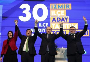 Recep Tayyip Erdoğan Instagram - İzmir’imizin ilçelerinde AK Parti’yi ve Cumhur İttifakı’ndaki ortağımız MHP’yi temsil edecek adaylarımızın tanıtımını bugün gerçekleştirdik.

İnşallah 31 Mart’ta diğer pek çok şehrimiz gibi İzmir’in de tercihini Gerçek Belediyecilik’ten yana kullanacağına inanıyoruz.