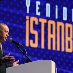 Recep Tayyip Erdoğan Instagram – 31 Mart seçimlerinde İstanbul’umuzun ilçelerinde AK Partimizi ve Cumhur İttifakı’nı temsil edecek adaylarımızı açıkladık.

Binlerce yıldır her medeniyetin, her devletin, her cihangirin hayalini süsleyen şehr-i İstanbul’a hizmet etmenin şerefi dünya malının tamamına değişilmez.

Biz seçmeni, yani milleti sandıktan sandığa hatırlayan bir parti hiçbir zaman olmadık.

Biz yılın 365 günü, günün 24 saati milletimizle yüz yüze, gönül gönüle irtibat halinde olan bir kadroyuz.

Seçim dönemlerini bu tempoyu daha da artırmanın, her zaman yaptığımız işleri kısa sürede tekrarlamanın, muhabbet saflarını sıkılaştırmanın, gönül köprülerimizi daha da güçlendirmenin vesilesi olarak görüyoruz.

Hele söz konusu İstanbul olduğunda yaptığımız çalışmalar bir başka anlam taşıyor.

Kendi yönetimimizdeki belediyelerde tekrar göreve talip olurken de muhalefetin elindeki yerleri Gerçek Belediyecilik ile tanıştırmak isterken de bize düşen görev, işimizi her zaman ve her yerde düzgün bir şekilde yapmaktır.

Programlarımızla, projelerimizle, icraatımızla göz doldurmaktır.

İnsani ve ahlaki duruşumuzla, tevazumuzla, samimiyetimizle milletimizin kalbini kazanmaktır.

Gece gündüz çalışarak hiçbir hususta ve hiçbir alanda boşluk bırakmamaktır.

Şayet biz düzgün çalışır, mesuliyetimizin hakkını verirsek, talip olduğumuz insanların gönlüne girersek, polemikle nefes harcamayıp milletimize ufkumuzu anlatırsak, yani biz doğru olursak eğri zaten belasını bulacaktır. Haliç Kongre Merkezi