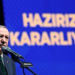 Recep Tayyip Erdoğan Instagram - Hedefimiz, AK Parti ve Cumhur İttifakı’nda olan belediyeleri tekrar ezici oranlarla kazanma yanında muhalefetin elindeki şehirlerimizi Gerçek Belediyecilik’le tanıştırmaktır. Bunun için milletimizin Her Adımında, Her Anında, Hep Yanında olacak, tüm gönlü ve zihniyle kendini şehirlerine adayacak belediye başkanlarıyla seçimlere hazırlanıyoruz. Bundan tam 30 yıl önce, 1994’te İstanbul’da başladığımız belediyeler vasıtasıyla halkımıza hizmet yolculuğumuzu Türkiye Yüzyılı’na adım attığımız 2024’te zirveye çıkarmak istiyoruz. Belediyelerdeki başarılarıyla iktidara yürümüş bir parti olarak rüştümüzü ilk ispat ettiğimiz yeri güçlü tutmak mecburiyetindeyiz. Büyükşehriyle, iliyle, ilçesiyle, beldesiyle ülkemizin her belediyesini eser ve hizmet siyasetimizle Türkiye Yüzyılı’na yakışır seviyelere getirmenin peşindeyiz. Sandıkta bize verilen her oyun vebalini yaptığımız görevlerin her anında üzerimizde hissederek aşkla, azimle, kararlılıkla çalışacak, üretecek, farkımızı ortaya koyacağız. Biz asla şehirlerine ve oralarda yaşayan insanlara hiçbir şey vermedikleri halde çeşitli kavramların, değerlerin, sembollerin, ideolojik körlüklerin arkasına saklanarak koltuklarını koruma derdine düşenlerden olmadık, olmayacağız. Biz er meydanında sözü kavi olan, halka hizmet atlasında izi olan, doğru yaya ok olan bir kadro olarak 31 Mart’ta bir kez daha şehirlerimize eser vermeye, milletimize hizmet etmeye talibiz. Bugün açıkladığımız 48 büyükşehir ve il belediye başkan adayımızı şimdiden tebrik ediyor, kendilerine seçim çalışmalarında ve daha sonrasında şehirlerimize verecekleri hizmetlerde başarılar diliyorum.
