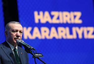 Recep Tayyip Erdoğan Instagram - Hedefimiz, AK Parti ve Cumhur İttifakı’nda olan belediyeleri tekrar ezici oranlarla kazanma yanında muhalefetin elindeki şehirlerimizi Gerçek Belediyecilik’le tanıştırmaktır.

Bunun için milletimizin Her Adımında, Her Anında, Hep Yanında olacak, tüm gönlü ve zihniyle kendini şehirlerine adayacak belediye başkanlarıyla seçimlere hazırlanıyoruz.

Bundan tam 30 yıl önce, 1994’te İstanbul’da başladığımız belediyeler vasıtasıyla halkımıza hizmet yolculuğumuzu Türkiye Yüzyılı’na adım attığımız 2024’te zirveye çıkarmak istiyoruz.

Belediyelerdeki başarılarıyla iktidara yürümüş bir parti olarak rüştümüzü ilk ispat ettiğimiz yeri güçlü tutmak mecburiyetindeyiz.

Büyükşehriyle, iliyle, ilçesiyle, beldesiyle ülkemizin her belediyesini eser ve hizmet siyasetimizle Türkiye Yüzyılı’na yakışır seviyelere getirmenin peşindeyiz.

Sandıkta bize verilen her oyun vebalini yaptığımız görevlerin her anında üzerimizde hissederek aşkla, azimle, kararlılıkla çalışacak, üretecek, farkımızı ortaya koyacağız.

Biz asla şehirlerine ve oralarda yaşayan insanlara hiçbir şey vermedikleri halde çeşitli kavramların, değerlerin, sembollerin, ideolojik körlüklerin arkasına saklanarak koltuklarını koruma derdine düşenlerden olmadık, olmayacağız.

Biz er meydanında sözü kavi olan, halka hizmet atlasında izi olan, doğru yaya ok olan bir kadro olarak 31 Mart’ta bir kez daha şehirlerimize eser vermeye, milletimize hizmet etmeye talibiz.

Bugün açıkladığımız 48 büyükşehir ve il belediye başkan adayımızı şimdiden tebrik ediyor, kendilerine seçim çalışmalarında ve daha sonrasında şehirlerimize verecekleri hizmetlerde başarılar diliyorum.
