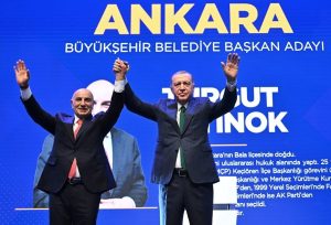 Recep Tayyip Erdoğan Instagram - Hedefimiz, AK Parti ve Cumhur İttifakı’nda olan belediyeleri tekrar ezici oranlarla kazanma yanında muhalefetin elindeki şehirlerimizi Gerçek Belediyecilik’le tanıştırmaktır.

Bunun için milletimizin Her Adımında, Her Anında, Hep Yanında olacak, tüm gönlü ve zihniyle kendini şehirlerine adayacak belediye başkanlarıyla seçimlere hazırlanıyoruz.

Bundan tam 30 yıl önce, 1994’te İstanbul’da başladığımız belediyeler vasıtasıyla halkımıza hizmet yolculuğumuzu Türkiye Yüzyılı’na adım attığımız 2024’te zirveye çıkarmak istiyoruz.

Belediyelerdeki başarılarıyla iktidara yürümüş bir parti olarak rüştümüzü ilk ispat ettiğimiz yeri güçlü tutmak mecburiyetindeyiz.

Büyükşehriyle, iliyle, ilçesiyle, beldesiyle ülkemizin her belediyesini eser ve hizmet siyasetimizle Türkiye Yüzyılı’na yakışır seviyelere getirmenin peşindeyiz.

Sandıkta bize verilen her oyun vebalini yaptığımız görevlerin her anında üzerimizde hissederek aşkla, azimle, kararlılıkla çalışacak, üretecek, farkımızı ortaya koyacağız.

Biz asla şehirlerine ve oralarda yaşayan insanlara hiçbir şey vermedikleri halde çeşitli kavramların, değerlerin, sembollerin, ideolojik körlüklerin arkasına saklanarak koltuklarını koruma derdine düşenlerden olmadık, olmayacağız.

Biz er meydanında sözü kavi olan, halka hizmet atlasında izi olan, doğru yaya ok olan bir kadro olarak 31 Mart’ta bir kez daha şehirlerimize eser vermeye, milletimize hizmet etmeye talibiz.

Bugün açıkladığımız 48 büyükşehir ve il belediye başkan adayımızı şimdiden tebrik ediyor, kendilerine seçim çalışmalarında ve daha sonrasında şehirlerimize verecekleri hizmetlerde başarılar diliyorum.