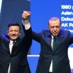 Recep Tayyip Erdoğan Instagram - Hedefimiz, AK Parti ve Cumhur İttifakı’nda olan belediyeleri tekrar ezici oranlarla kazanma yanında muhalefetin elindeki şehirlerimizi Gerçek Belediyecilik’le tanıştırmaktır. Bunun için milletimizin Her Adımında, Her Anında, Hep Yanında olacak, tüm gönlü ve zihniyle kendini şehirlerine adayacak belediye başkanlarıyla seçimlere hazırlanıyoruz. Bundan tam 30 yıl önce, 1994’te İstanbul’da başladığımız belediyeler vasıtasıyla halkımıza hizmet yolculuğumuzu Türkiye Yüzyılı’na adım attığımız 2024’te zirveye çıkarmak istiyoruz. Belediyelerdeki başarılarıyla iktidara yürümüş bir parti olarak rüştümüzü ilk ispat ettiğimiz yeri güçlü tutmak mecburiyetindeyiz. Büyükşehriyle, iliyle, ilçesiyle, beldesiyle ülkemizin her belediyesini eser ve hizmet siyasetimizle Türkiye Yüzyılı’na yakışır seviyelere getirmenin peşindeyiz. Sandıkta bize verilen her oyun vebalini yaptığımız görevlerin her anında üzerimizde hissederek aşkla, azimle, kararlılıkla çalışacak, üretecek, farkımızı ortaya koyacağız. Biz asla şehirlerine ve oralarda yaşayan insanlara hiçbir şey vermedikleri halde çeşitli kavramların, değerlerin, sembollerin, ideolojik körlüklerin arkasına saklanarak koltuklarını koruma derdine düşenlerden olmadık, olmayacağız. Biz er meydanında sözü kavi olan, halka hizmet atlasında izi olan, doğru yaya ok olan bir kadro olarak 31 Mart’ta bir kez daha şehirlerimize eser vermeye, milletimize hizmet etmeye talibiz. Bugün açıkladığımız 48 büyükşehir ve il belediye başkan adayımızı şimdiden tebrik ediyor, kendilerine seçim çalışmalarında ve daha sonrasında şehirlerimize verecekleri hizmetlerde başarılar diliyorum.