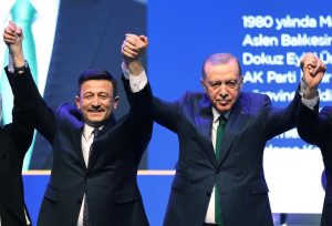 Recep Tayyip Erdoğan Instagram - Hedefimiz, AK Parti ve Cumhur İttifakı’nda olan belediyeleri tekrar ezici oranlarla kazanma yanında muhalefetin elindeki şehirlerimizi Gerçek Belediyecilik’le tanıştırmaktır.

Bunun için milletimizin Her Adımında, Her Anında, Hep Yanında olacak, tüm gönlü ve zihniyle kendini şehirlerine adayacak belediye başkanlarıyla seçimlere hazırlanıyoruz.

Bundan tam 30 yıl önce, 1994’te İstanbul’da başladığımız belediyeler vasıtasıyla halkımıza hizmet yolculuğumuzu Türkiye Yüzyılı’na adım attığımız 2024’te zirveye çıkarmak istiyoruz.

Belediyelerdeki başarılarıyla iktidara yürümüş bir parti olarak rüştümüzü ilk ispat ettiğimiz yeri güçlü tutmak mecburiyetindeyiz.

Büyükşehriyle, iliyle, ilçesiyle, beldesiyle ülkemizin her belediyesini eser ve hizmet siyasetimizle Türkiye Yüzyılı’na yakışır seviyelere getirmenin peşindeyiz.

Sandıkta bize verilen her oyun vebalini yaptığımız görevlerin her anında üzerimizde hissederek aşkla, azimle, kararlılıkla çalışacak, üretecek, farkımızı ortaya koyacağız.

Biz asla şehirlerine ve oralarda yaşayan insanlara hiçbir şey vermedikleri halde çeşitli kavramların, değerlerin, sembollerin, ideolojik körlüklerin arkasına saklanarak koltuklarını koruma derdine düşenlerden olmadık, olmayacağız.

Biz er meydanında sözü kavi olan, halka hizmet atlasında izi olan, doğru yaya ok olan bir kadro olarak 31 Mart’ta bir kez daha şehirlerimize eser vermeye, milletimize hizmet etmeye talibiz.

Bugün açıkladığımız 48 büyükşehir ve il belediye başkan adayımızı şimdiden tebrik ediyor, kendilerine seçim çalışmalarında ve daha sonrasında şehirlerimize verecekleri hizmetlerde başarılar diliyorum.
