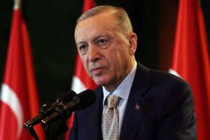 Recep Tayyip Erdoğan Instagram - 10 Ocak İdareciler Günü’nde 81 ilimizin valileriyle Cumhurbaşkanlığı Külliyemizde bir araya geldik.

Devletimiz adına vazife yaptıkları şehirlerimize verdikleri hizmetler için her bir valimize teşekkür ediyorum.

Türkiye, binlerce yıllık devlet geleneği içinden süzülüp gelen pek çok kurumunu ve teamülünü bugün de yaşatabilen bir ülkedir.

Mülki idare teşkilatımız bu geleneğin hem sahibi hem uygulayıcısı olarak devlet ve millet hayatımızda önemli bir konuma sahiptir.

Hep söylediğim gibi, valilik ve kaymakamlık başta olmak üzere yöneticilik görevleri mesai saatleriyle sınırlanamaz.

Şehrin yöneticisinin günün 24 saati, yılın 365 günü kapısı da telefonu da gözü de feraseti de hep açık olacaktır.

Hiç şüphesiz ülkemizin topyekûn kalkınması, büyümesi, güçlenmesi hedefinin adı olan Türkiye Yüzyılı vizyonumuzun şehirlerimizdeki birinci derece muhatabı valilerimizdir. 

Ülkemize geçtiğimiz 21 yılda kazandırdığımız kalkınma ve demokrasi atılımları ile eser ve hizmetler, Türkiye Yüzyılı’nın temelidir.

Asırlık ihmallerin telafisiyle inşa edilen bu güçlü temel üzerinde yükselteceğimiz Türkiye Yüzyılı’nı bizden sonraki nesillere bırakacağımız en büyük miras olarak görüyoruz.

Bu bakımdan Valiler Buluşmamızın gündeminin Türkiye Yüzyılı odaklı oluşturulmasından memnuniyet duyuyorum.

Bu vesileyle tüm idarecilerimizin 10 Ocak İdareciler Günü’nü tebrik ediyorum. 

İnşallah 2024 yılını da hep birlikte gök kubbede bırakacağımız hoş sedaları, insanımızın gönlünden kopup gelen “Allah razı olsun” duasını hiçbir dünyevi karşılığa değişmeyen bir anlayışla değerlendireceğiz.