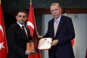 Recep Tayyip Erdoğan Instagram - 10 Ocak İdareciler Günü’nde 81 ilimizin valileriyle Cumhurbaşkanlığı Külliyemizde bir araya geldik.

Devletimiz adına vazife yaptıkları şehirlerimize verdikleri hizmetler için her bir valimize teşekkür ediyorum.

Türkiye, binlerce yıllık devlet geleneği içinden süzülüp gelen pek çok kurumunu ve teamülünü bugün de yaşatabilen bir ülkedir.

Mülki idare teşkilatımız bu geleneğin hem sahibi hem uygulayıcısı olarak devlet ve millet hayatımızda önemli bir konuma sahiptir.

Hep söylediğim gibi, valilik ve kaymakamlık başta olmak üzere yöneticilik görevleri mesai saatleriyle sınırlanamaz.

Şehrin yöneticisinin günün 24 saati, yılın 365 günü kapısı da telefonu da gözü de feraseti de hep açık olacaktır.

Hiç şüphesiz ülkemizin topyekûn kalkınması, büyümesi, güçlenmesi hedefinin adı olan Türkiye Yüzyılı vizyonumuzun şehirlerimizdeki birinci derece muhatabı valilerimizdir. 

Ülkemize geçtiğimiz 21 yılda kazandırdığımız kalkınma ve demokrasi atılımları ile eser ve hizmetler, Türkiye Yüzyılı’nın temelidir.

Asırlık ihmallerin telafisiyle inşa edilen bu güçlü temel üzerinde yükselteceğimiz Türkiye Yüzyılı’nı bizden sonraki nesillere bırakacağımız en büyük miras olarak görüyoruz.

Bu bakımdan Valiler Buluşmamızın gündeminin Türkiye Yüzyılı odaklı oluşturulmasından memnuniyet duyuyorum.

Bu vesileyle tüm idarecilerimizin 10 Ocak İdareciler Günü’nü tebrik ediyorum. 

İnşallah 2024 yılını da hep birlikte gök kubbede bırakacağımız hoş sedaları, insanımızın gönlünden kopup gelen “Allah razı olsun” duasını hiçbir dünyevi karşılığa değişmeyen bir anlayışla değerlendireceğiz.