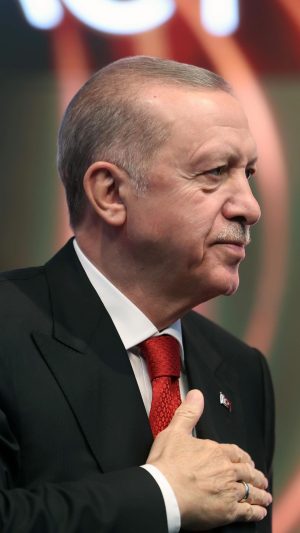 Recep Tayyip Erdoğan Instagram - Ailesiyle güvenli bir yer ararken araçları İsrail güçleri tarafından vurulan ve tüm ailesini kaybeden 6 yaşındaki Hind Receb’in trajik hikâyesi, aslında Gazze’de öldürülen 15 bine yakın masum çocuğun da hikâyesidir.