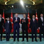 Recep Tayyip Erdoğan Instagram - 10 Ocak İdareciler Günü’nde 81 ilimizin valileriyle Cumhurbaşkanlığı Külliyemizde bir araya geldik. Devletimiz adına vazife yaptıkları şehirlerimize verdikleri hizmetler için her bir valimize teşekkür ediyorum. Türkiye, binlerce yıllık devlet geleneği içinden süzülüp gelen pek çok kurumunu ve teamülünü bugün de yaşatabilen bir ülkedir. Mülki idare teşkilatımız bu geleneğin hem sahibi hem uygulayıcısı olarak devlet ve millet hayatımızda önemli bir konuma sahiptir. Hep söylediğim gibi, valilik ve kaymakamlık başta olmak üzere yöneticilik görevleri mesai saatleriyle sınırlanamaz. Şehrin yöneticisinin günün 24 saati, yılın 365 günü kapısı da telefonu da gözü de feraseti de hep açık olacaktır. Hiç şüphesiz ülkemizin topyekûn kalkınması, büyümesi, güçlenmesi hedefinin adı olan Türkiye Yüzyılı vizyonumuzun şehirlerimizdeki birinci derece muhatabı valilerimizdir. Ülkemize geçtiğimiz 21 yılda kazandırdığımız kalkınma ve demokrasi atılımları ile eser ve hizmetler, Türkiye Yüzyılı’nın temelidir. Asırlık ihmallerin telafisiyle inşa edilen bu güçlü temel üzerinde yükselteceğimiz Türkiye Yüzyılı’nı bizden sonraki nesillere bırakacağımız en büyük miras olarak görüyoruz. Bu bakımdan Valiler Buluşmamızın gündeminin Türkiye Yüzyılı odaklı oluşturulmasından memnuniyet duyuyorum. Bu vesileyle tüm idarecilerimizin 10 Ocak İdareciler Günü’nü tebrik ediyorum. İnşallah 2024 yılını da hep birlikte gök kubbede bırakacağımız hoş sedaları, insanımızın gönlünden kopup gelen “Allah razı olsun” duasını hiçbir dünyevi karşılığa değişmeyen bir anlayışla değerlendireceğiz. T.C. Cumhurbaşkanlığı