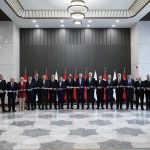 Recep Tayyip Erdoğan Instagram - Millî İstihbarat Teşkilatımızın değerli mensuplarıyla bir arada olmaktan büyük memnuniyet duydum. 97 yıllık tarihiyle asırlık bir çınara dönüşen teşkilatımızın inşallah bizleri her alanda gururlandırmaya devam edeceğine inanıyorum. 🇹🇷 Millî İstihbarat Teşkilatımızın 97’nci kuruluş yıl dönümüne ulaşmanın gururunu yaşıyoruz. Teşkilatımızın 97’nci yıl dönümünü canıgönülden tebrik ediyorum. Son 21 yılda hayat memat mesabesinde gerçekten kritik günler yaşadık. Nice badireleri aştık, nice saldırılara maruz kaldık, nice zorlukların, engellerin üstesinden alnımızın akıyla geldik. Tüm bu süreçlerde MİT mensuplarımızın sadece gayretlerine, cesaretlerine ve vatanperverliklerine değil aynı zamanda yüksek vazife şuurlarına, entelektüel birikimlerine, analiz kabiliyetlerine de bizzat şahitlik ettim. Devleti için gerektiğinde hiç düşünmeden seve seve canını verecek nice kardeşimizle birlikte omuz omuza çalıştık. Dolayısıyla Millî İstihbarat Teşkilatımızın gizli kahramanlarının nasıl büyük bir özveriyle görevlerini ifa ettiklerini şahsen çok çok iyi biliyorum. Kimi zaman ailesinden, kimi zaman sevdiklerinden, kimi zaman sağlığından feragat ederek görev yapan MİT mensuplarımızı ayrı ayrı tebrik ediyorum. Bugün açılışını gerçekleştirdiğimiz, teşkilatımızın şanlı tarihine ışık tutan, “vatan, gelenek ve gelecek” kavramları üzerine tasarlanan müzemizin hayırlı olmasını diliyorum. Kuruluşundan bugüne kadar teşkilata emeği geçen herkese, tüm teşkilat mensuplarına, bütün isimsiz kahramanlara şükranlarımı sunuyorum.