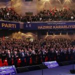 Recep Tayyip Erdoğan Instagram - Bugün İstanbul’daki aday açıklama toplantımızı teşrif eden kardeşlerime aşkı, sevdası, salonlara sığmayan muhabbeti için şükranlarımı sunuyorum. Türkiye Yüzyılı Şehirleri İçin Hazırız, Kararlıyız! 🇹🇷 Biz siyaseti hayırda ve hizmette bir yarış olarak görüyoruz. Hangi konumda bulunursak bulunalım birer AK Parti neferi olarak hepimizin gayesi ülkemize, milletimize ve şehrimize aşkla hizmet etmektir. Bizim siyasi geleneğimizde rekabet isimler netleşince biter ve yerini kolektif dayanışmaya bırakır. Bugünden itibaren hepimizin yegâne görevi, ismi açıklanan arkadaşımız için çalışmak, koşturmak, ter dökmek, başarısı için tüm samimiyetimizle, tüm gücümüzle mücadele etmektir. Şimdiye kadar daima bu bilinçle hareket ettik, dava ve yol arkadaşlığımıza gölge düşürmedik. İnşallah bundan sonra da aynı şekilde hareket edeceğiz. Niyet hayır, akıbet hayır diyerek çıktığımız bu kutlu yolda aynı ihlasla, aynı samimiyetle yürüyeceğiz. Rabbim bizlere, ülkemize ve milletimize çok daha büyük hizmetler verme imkânı, basireti, azmi, gücü bahşetsin… Hayırlı, uğurlu olsun. Haliç Kongre Merkezi