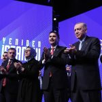 Recep Tayyip Erdoğan Instagram - Bugün İstanbul’daki aday açıklama toplantımızı teşrif eden kardeşlerime aşkı, sevdası, salonlara sığmayan muhabbeti için şükranlarımı sunuyorum. Türkiye Yüzyılı Şehirleri İçin Hazırız, Kararlıyız! 🇹🇷 Biz siyaseti hayırda ve hizmette bir yarış olarak görüyoruz. Hangi konumda bulunursak bulunalım birer AK Parti neferi olarak hepimizin gayesi ülkemize, milletimize ve şehrimize aşkla hizmet etmektir. Bizim siyasi geleneğimizde rekabet isimler netleşince biter ve yerini kolektif dayanışmaya bırakır. Bugünden itibaren hepimizin yegâne görevi, ismi açıklanan arkadaşımız için çalışmak, koşturmak, ter dökmek, başarısı için tüm samimiyetimizle, tüm gücümüzle mücadele etmektir. Şimdiye kadar daima bu bilinçle hareket ettik, dava ve yol arkadaşlığımıza gölge düşürmedik. İnşallah bundan sonra da aynı şekilde hareket edeceğiz. Niyet hayır, akıbet hayır diyerek çıktığımız bu kutlu yolda aynı ihlasla, aynı samimiyetle yürüyeceğiz. Rabbim bizlere, ülkemize ve milletimize çok daha büyük hizmetler verme imkânı, basireti, azmi, gücü bahşetsin… Hayırlı, uğurlu olsun. Haliç Kongre Merkezi
