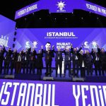 Recep Tayyip Erdoğan Instagram - Bugün İstanbul’daki aday açıklama toplantımızı teşrif eden kardeşlerime aşkı, sevdası, salonlara sığmayan muhabbeti için şükranlarımı sunuyorum. Türkiye Yüzyılı Şehirleri İçin Hazırız, Kararlıyız! 🇹🇷 Biz siyaseti hayırda ve hizmette bir yarış olarak görüyoruz. Hangi konumda bulunursak bulunalım birer AK Parti neferi olarak hepimizin gayesi ülkemize, milletimize ve şehrimize aşkla hizmet etmektir. Bizim siyasi geleneğimizde rekabet isimler netleşince biter ve yerini kolektif dayanışmaya bırakır. Bugünden itibaren hepimizin yegâne görevi, ismi açıklanan arkadaşımız için çalışmak, koşturmak, ter dökmek, başarısı için tüm samimiyetimizle, tüm gücümüzle mücadele etmektir. Şimdiye kadar daima bu bilinçle hareket ettik, dava ve yol arkadaşlığımıza gölge düşürmedik. İnşallah bundan sonra da aynı şekilde hareket edeceğiz. Niyet hayır, akıbet hayır diyerek çıktığımız bu kutlu yolda aynı ihlasla, aynı samimiyetle yürüyeceğiz. Rabbim bizlere, ülkemize ve milletimize çok daha büyük hizmetler verme imkânı, basireti, azmi, gücü bahşetsin… Hayırlı, uğurlu olsun. Haliç Kongre Merkezi