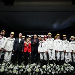 Recep Tayyip Erdoğan Instagram - TİSK Ortak Paylaşım Forumu’nun 5’incisinde iş ve çalışma dünyamızın seçkin mensuplarıyla beraber olmaktan memnuniyet duydum. Forumun başarılı geçmesini, ülkemiz, milletimiz ve ekonomimiz için hayırlara vesile olmasını diliyorum. Türkiye İşveren Sendikaları Konfederasyonu, 60 yılı aşan tarihi boyunca ülkemizdeki işverenlerin temsilcisi olarak önemli bir görev icra ediyor. Yerel ve uluslararası pek çok platformda işverenlerimizin hakkını, hukukunu ve menfaatlerini koruyan TİSK, ülkemizde çalışma barışının temininde de kilit roller üstleniyor. TİSK’e üye işverenlere kayıtlı iş yerlerinde yaklaşık 2 milyon kardeşimiz çalışıyor, evine ekmek götürüyor. Konfederasyonumuzun temsil ettiği çalışanlar ve işletmeler, ülkemizin millî gelirine 200 milyar dolar, ihracatına 100 milyar dolar katkı sunuyor. TİSK üyelerinin her birini; yatırım yaparak, istihdam sağlayarak, üreterek, ihraç ederek Türkiye’nin kalkınma mücadelesine destek olan işverenlerimizin tamamını canıgönülden tebrik ediyorum. Türkiye ekonomisi büyüdükçe ortaya çıkacak katma değerden işçisi, işvereni, emeklisi, memuru, çiftçisi, esnafıyla 85 milyonun tamamı istifade edecektir. Türkiye’nin hem küresel riskleri başarıyla yönetecek hem de hedefleri doğrultusunda ilerleyecek kapasiteye sahip olduğunu hepimiz biliyoruz. İnşallah işçi, işveren ve kamu olarak hep beraber omuz omuza verecek, ülkemizi güçlendirme mücadelemizi mutlaka zafere ulaştıracağız.