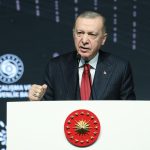 Recep Tayyip Erdoğan Instagram - TİSK Ortak Paylaşım Forumu’nun 5’incisinde iş ve çalışma dünyamızın seçkin mensuplarıyla beraber olmaktan memnuniyet duydum. Forumun başarılı geçmesini, ülkemiz, milletimiz ve ekonomimiz için hayırlara vesile olmasını diliyorum. Türkiye İşveren Sendikaları Konfederasyonu, 60 yılı aşan tarihi boyunca ülkemizdeki işverenlerin temsilcisi olarak önemli bir görev icra ediyor. Yerel ve uluslararası pek çok platformda işverenlerimizin hakkını, hukukunu ve menfaatlerini koruyan TİSK, ülkemizde çalışma barışının temininde de kilit roller üstleniyor. TİSK’e üye işverenlere kayıtlı iş yerlerinde yaklaşık 2 milyon kardeşimiz çalışıyor, evine ekmek götürüyor. Konfederasyonumuzun temsil ettiği çalışanlar ve işletmeler, ülkemizin millî gelirine 200 milyar dolar, ihracatına 100 milyar dolar katkı sunuyor. TİSK üyelerinin her birini; yatırım yaparak, istihdam sağlayarak, üreterek, ihraç ederek Türkiye’nin kalkınma mücadelesine destek olan işverenlerimizin tamamını canıgönülden tebrik ediyorum. Türkiye ekonomisi büyüdükçe ortaya çıkacak katma değerden işçisi, işvereni, emeklisi, memuru, çiftçisi, esnafıyla 85 milyonun tamamı istifade edecektir. Türkiye’nin hem küresel riskleri başarıyla yönetecek hem de hedefleri doğrultusunda ilerleyecek kapasiteye sahip olduğunu hepimiz biliyoruz. İnşallah işçi, işveren ve kamu olarak hep beraber omuz omuza verecek, ülkemizi güçlendirme mücadelemizi mutlaka zafere ulaştıracağız.