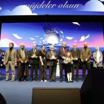 Recep Tayyip Erdoğan Instagram - Bu akşam Necip Fazıl Ödülleri’ni takdim ettiğimiz ilim, kültür ve sanat erbabımızı tebrik ediyor; şahsım, ülkem ve milletim adına her birine en kalbî şükranlarımı sunuyorum. İlim, edebiyat, kültür ve sanat alanlarında ekol haline gelmiş değerlerimizin vefatları, geride doldurulması çok güç boşluklar bırakıyor. Yeni yetişen gençlerimizin üstatlarından devraldıkları emaneti hakkıyla taşıyıp daha da yücelterek kendilerinden sonrakilere en güzel şekilde teslim edeceklerine inanıyorum. İşte bu noktada Necip Fazıl Ödülleri çok önemli bir rol üstlenmektedir. Bu ödüllerle sadece büyük şairimize vefa borcumuzu ödemekle kalmıyor, aynı zamanda Türkiye’nin değerlerine de sahip çıkıyoruz. Ödüllendirilen her başarının daha büyük başarıların müjdecisi olacağının inancıyla hüner sahibini takdir ve taltif etmeye çalışıyoruz. Bu sene de ülkemizin geniş insan hazinesinden titiz bir çalışmayla yine birbirinden kıymetli, yetkin, velut isimlerin tespit edildiğini görüyoruz. Bu güzel organizasyonun hayırlara vesile olmasını diliyor, Star gazetesiyle birlikte Kültür ve Turizm Bakanlığımıza, ödül jürimizin saygıdeğer üyelerine teşekkür ediyorum.
