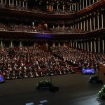 Recep Tayyip Erdoğan Instagram - TÜBA ve TÜBİTAK Ödülleri’ni takdim ettiğimiz, ilmî çalışmaları ve çığır açıcı eserleriyle bilim dünyasına önemli katkılar sunan, ülkemizin müreffeh yarınları adına gece gündüz demeden çalışan tüm bilim insanlarımızı şahsım ve milletim adına tebrik ediyorum. Bizim kültürümüzde marifet iltifata tabidir. İyi olanı, başarılı olanı, ülkemizin önünde yeni yollar açanı ödüllendirmek, insanlığın ortak ilim hazinesine katkı yapanı takdir etmek görevimizdir. Başarılar desteklendikçe büyür, sahip çıkıldıkça gelişir, toplum tarafından kadir kıymeti bilindikçe serpilir. Taltif ve takdir edilen her başarı yeni çalışmaların, ilham veren yepyeni başarı hikâyelerinin önünü açar. Biz de takdim ettiğimiz TÜBA ve TÜBİTAK Ödülleri’yle işte bunu yapmanın gayretindeyiz. Bu sene 77 bilim insanımız TÜBA ve TÜBİTAK Ödülleri’ne layık görüldü. Yüzüncü Yıl TÜBİTAK Ödülleri kapsamında ise 21 farklı üniversite ve araştırma kurumumuzdan bilim insanımıza 7 bilim ödülü, 1 özel ödül, 1 hizmet ödülü ve 18 teşvik ödülü verdik. Ödüllerimizin Türkiye’de bilimsel faaliyet yürüten herkes için birer teşvik unsuru olacağına inanıyorum. Türkiye Yüzyılı’nın inşası için bilim alanında emek veren, fikir ve yürek teri döken tüm akademisyenlerimize, hocalarımıza, araştırmacılarımıza en kalbî şükranlarımı sunuyorum. T.C. Cumhurbaşkanlığı