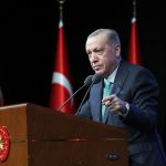 Recep Tayyip Erdoğan Instagram - TÜBA ve TÜBİTAK Ödülleri’ni takdim ettiğimiz, ilmî çalışmaları ve çığır açıcı eserleriyle bilim dünyasına önemli katkılar sunan, ülkemizin müreffeh yarınları adına gece gündüz demeden çalışan tüm bilim insanlarımızı şahsım ve milletim adına tebrik ediyorum. Bizim kültürümüzde marifet iltifata tabidir. İyi olanı, başarılı olanı, ülkemizin önünde yeni yollar açanı ödüllendirmek, insanlığın ortak ilim hazinesine katkı yapanı takdir etmek görevimizdir. Başarılar desteklendikçe büyür, sahip çıkıldıkça gelişir, toplum tarafından kadir kıymeti bilindikçe serpilir. Taltif ve takdir edilen her başarı yeni çalışmaların, ilham veren yepyeni başarı hikâyelerinin önünü açar. Biz de takdim ettiğimiz TÜBA ve TÜBİTAK Ödülleri’yle işte bunu yapmanın gayretindeyiz. Bu sene 77 bilim insanımız TÜBA ve TÜBİTAK Ödülleri’ne layık görüldü. Yüzüncü Yıl TÜBİTAK Ödülleri kapsamında ise 21 farklı üniversite ve araştırma kurumumuzdan bilim insanımıza 7 bilim ödülü, 1 özel ödül, 1 hizmet ödülü ve 18 teşvik ödülü verdik. Ödüllerimizin Türkiye’de bilimsel faaliyet yürüten herkes için birer teşvik unsuru olacağına inanıyorum. Türkiye Yüzyılı’nın inşası için bilim alanında emek veren, fikir ve yürek teri döken tüm akademisyenlerimize, hocalarımıza, araştırmacılarımıza en kalbî şükranlarımı sunuyorum. T.C. Cumhurbaşkanlığı