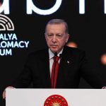 Recep Tayyip Erdoğan Instagram - Bu yılki temasını Krizler Döneminde Diplomasiyi Öne Çıkarmak olarak belirlediğimiz Antalya Diplomasi Forumu’nun üçüncü buluşmasının hayırlara vesile olmasını diliyorum. Turizmin başkenti Antalya’mız, forumla birlikte küresel diplomasinin kalbinin attığı merkezlerden biri haline geliyor. Üç gün boyunca günümüz liderlerinden geleceğin liderlerine, iş insanlarından akademisyenlere yaklaşık 4 bin civarında katılımcı aynı çatı altında bir araya gelecek. Yapılacak fikir teatilerinin ve tartışmaların bizleri doğruya, iyiye, adalete ve gerçekliğe bir adım daha yaklaştıracağına inanıyorum.