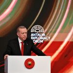 Recep Tayyip Erdoğan Instagram - Suriye, Yemen, Libya ve son olarak Ukrayna’daki çatışmalar, bize mevcut küresel sistemin işlevini tamamen kaybettiğini göstermiştir. Ancak kural temelli uluslararası düzenin iflas bayrağını asıl çektiği yer Gazze’dir. İsrail’in, sivil yerleşim yerlerini hedef alan kasıtlı saldırıları sonucunda bugüne kadar çoğu çocuk ve kadın 30 bin Gazzeli şehit edildi, 70 binden fazla Filistinli yaralandı ve yaklaşık 2 milyon insan evlerinden göçe zorlandı. Gazze’de sadece çocuklar, kadınlar ve siviller canice katledilmedi. Aynı zamanda milyarlarca insanın uluslararası sisteme, adalete ve hukuka dair inancı da yok edildi. Söz konusu İsrail olunca: İnsan Hakları Evrensel Beyannamesi’nin… Görevi küresel barışı temin olan Birleşmiş Millet Güvenlik Konseyinin… Avrupa Birliği’nin sürekli hak ve hukuktan bahseden kurumlarının… Tarafsızlıktan dem vuran uluslararası basın-yayın organlarının… Hasılı yıllardır bize örnek gösterilen, güvenmemiz, itibar etmemiz gerektiği söylenen yapıların ne kadar aciz ve işlevsiz olduğunu hep birlikte gördük. Gazze’de yaşananlar kesinlikle bir savaş değildir, bir soykırım girişimidir. Uluslararası toplum, Filistin halkına olan borcunu ancak Filistin devletinin kurulmasıyla ödeyebilir. Bir kez daha uluslararası toplumu Gazze’ye ve Filistin davasına samimiyetle sahip çıkmaya davet ediyorum.