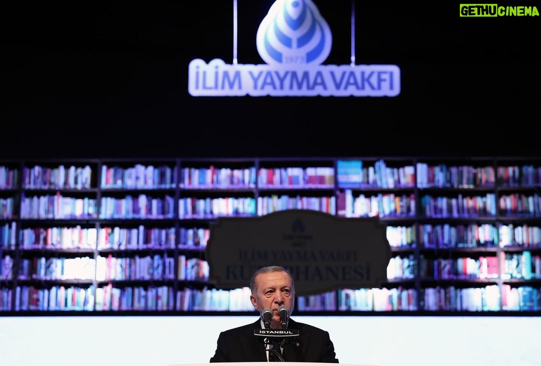 Recep Tayyip Erdoğan Instagram - İlim Yayma Vakfının 53’üncü Olağan Genel Kurulunun hayırlara vesile olmasını diliyorum. 1973’ten beri kuruluş senedindeki ifadesiyle “memleket dâhilinde ilmin yayılmasını teşvik” için koşan, emek veren, bu uğurda çile çeken tüm vakıf mensuplarına şükranlarımı sunuyorum.