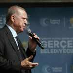Recep Tayyip Erdoğan Instagram - Türkiye’nin demokrasi ve kalkınma yolculuğu her darbede, her cunta girişiminde, her siyasi ve ekonomik krizde, her sosyal kargaşada kesintiye uğradı. Menderes’i hoyratça Başbakanlık koltuğundan indirip darağacına gönderen zihniyet, 28 Şubat darbesinde kendince daha incelikli yöntemler kullandı. Kafa aynı kafaydı, sadece metot farklıydı. Bu darbe girişiminin elebaşlarından birinin, gerekirse ülkemizin nüfusunun birkaç milyon azalmasından ziyan gelmeyeceğini söylediği rivayet edilir. Hatta dönemin cuntacıları, 28 Şubat’ın bin yıl süreceğini ilan etmişlerdir. Kılık kıyafetinden dolayı kadınların okuma ve çalışma haklarının gasbedildiği… Millî irade hazımsızlığının en sefil örneklerinin sergilendiği… Sermayenin renklere bölünerek baskı altına alındığı… Bazı medya organlarının darbe bülteni gibi yayınlar yaptığı… Velhasıl demokrasi, hukuk, adalet ve özgürlük namına ne kadar değer varsa hepsinin çiğnendiği o kara günleri unutmadık, unutmayacağız. Allah güzel ülkemizi bir daha bu faşist zihniyetin eline düşürmesin… Aydın